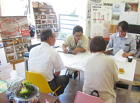 本物の無垢材だけをお客様にお届けしたい。　打ち合わせ風景｜丸高木材マルタカハウスの家